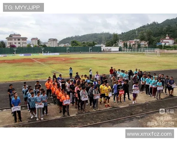 彝族足球球星英姿展现民族力量与运动精神风采